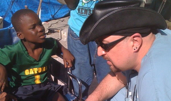 Даниел Иванкович помага на момче в Хаити.