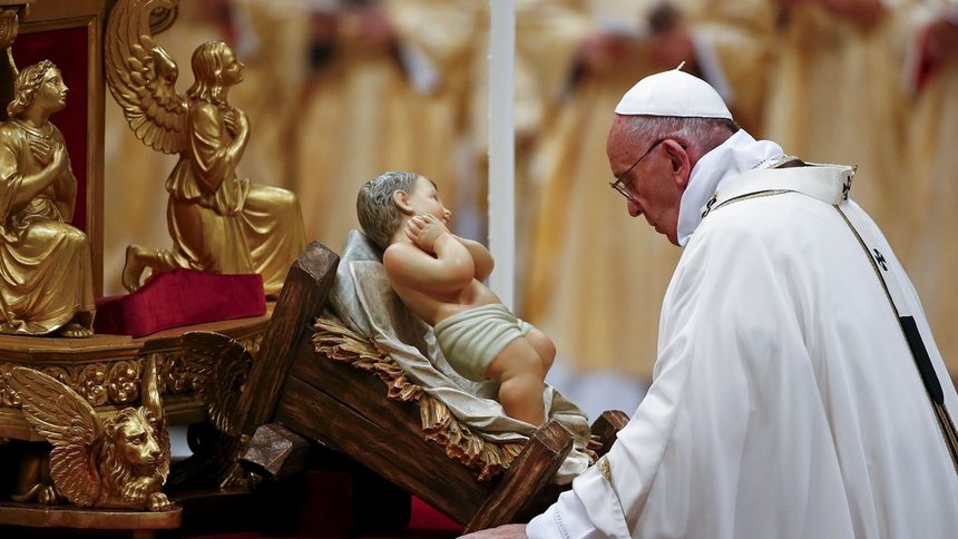 Папа Франциск се преклони пред статуята на Младенеца в навечерието на Рождество Христово.
