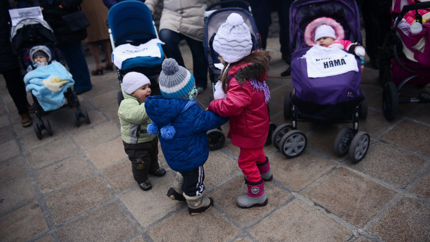 През декември родители протестираха пред Народното събрание с искане за осигуряване на повече грижи за децата в България и за увеличаване на обезщетението за майчинство и детските надбавки.