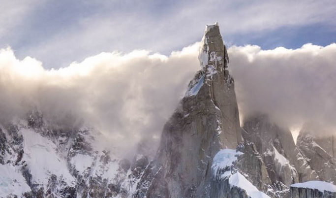 Върхът е едно от най-големите предизвикателства за алпинисти поради своята висока техническа сложност, съчетана със суровите климатични условия в южна Патагония