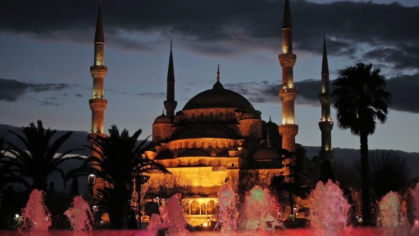 Синята джамия на площад "Султанахмет". Това бе първото нападение на "Ислямска държава" срещу мултимилиардната туристическа индустрия на Турция – лесна и очевидна цел.