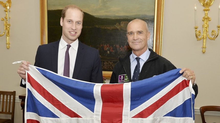 Хенри Уорсли с принц Уилям през октомври 2015г. в двореца "Кенсингтън" в Лондон.
