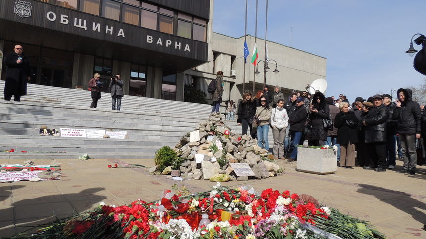 Първата грамада от камъни пред общината във Варна, издигната през март 2013 г. от граждани в памет на самозапалилия се Пламен Горанов.