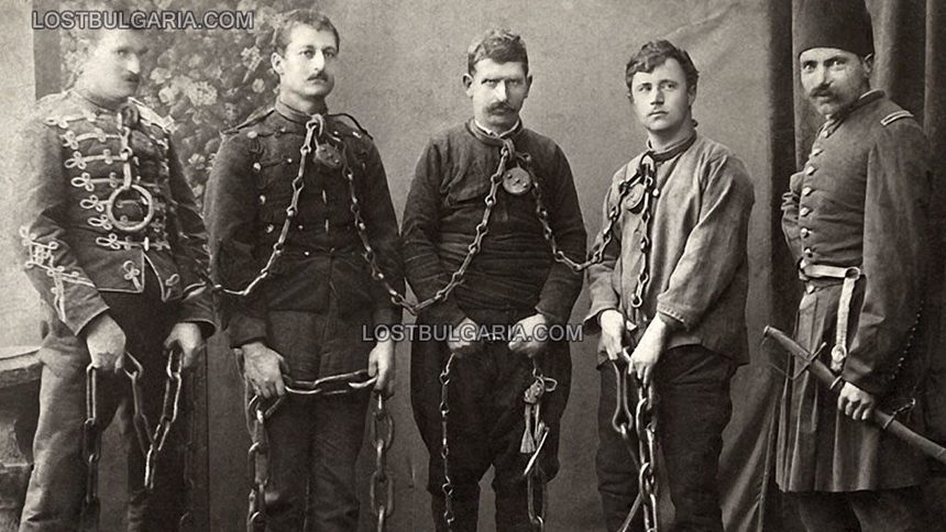 От сайта<a href="http://www.lostbulgaria.com/?s=Христо Ботев" target="_blank"> "Изгубената България"</a>: "Заточеници" - фотография-възстановка, показваща арестувани въстаници след потушаването на Априлското въстание. От ляво на дясно: неизвестен четник, Димитър Тодоров - Димитрото, четник от четата на Христо Ботев, Иван Атанасов - Арабаджията, близък съратник на Левски, деец на Съединението, Продан Тишков Проданов - Чардафон, опълченец, участник в Руско-Турската война, деец на Съединението, фотографията е заснета вероятно в София след 1880 г.