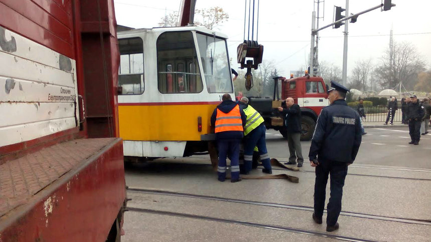 Ватман е ранен при катастрофа между два трамвая в София