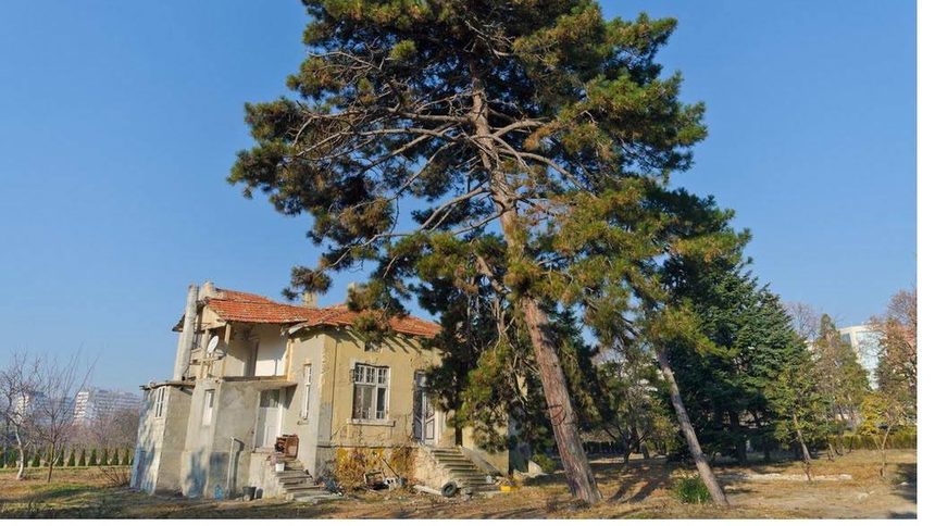 Така е  изглеждала вилата в Морската градина на Варна преди фаталните "порви" на умерения вятър от 2 март 2012г.