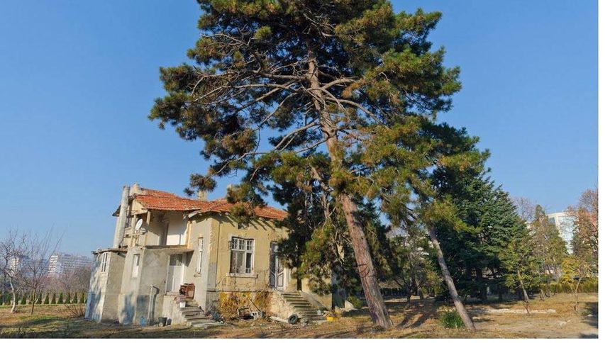 Така е изглеждала вилата в Морската градина на Варна преди фаталните "порви" на умерения вятър от 2 март 2012г.