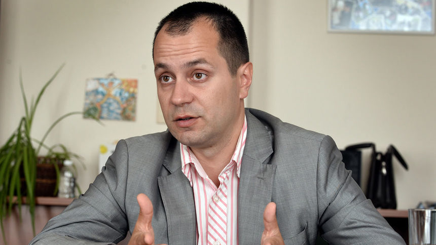 Кметът на Враца Калин Каменов е гарантът, че парите ще се харчат и за юноши