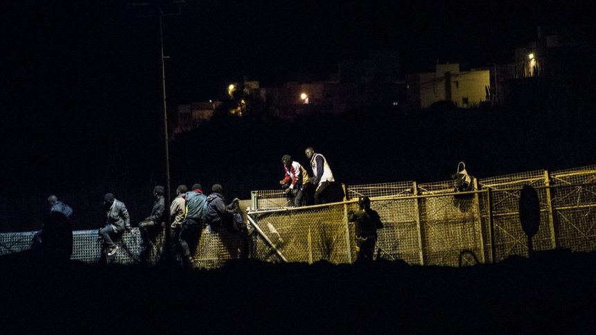Африкански имиранти прескачат оградата на границата в Мелиля, Испания