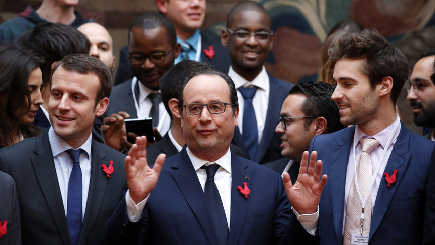 Френският министър на икономиката Емануел Макрон (вляво), президентът Франсоа Оланд (в средата).