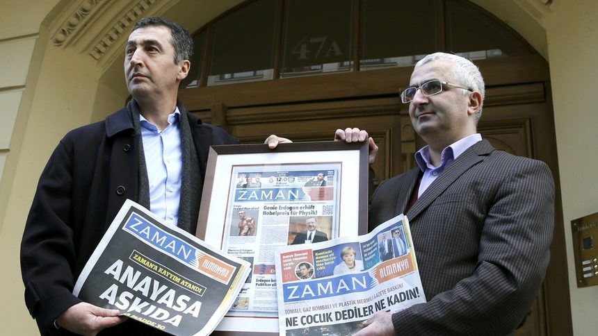 Съпредседателят на германските "Зелени" Джем Йоздемир (вляво) и главният директор на "Заман Германия" Сюлейман Баг позират с броеве на вестника.