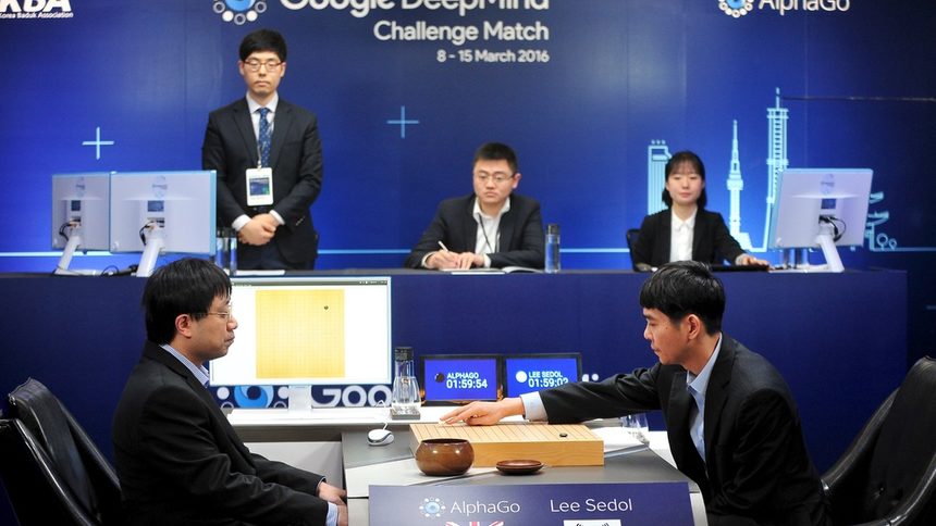 Лий Се-дол (вдясно) срещу инженера на Google, който играе на играта според командите от изкуствения интелект.