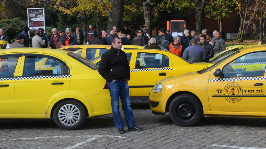 Освен Uber и франчайзът на таксиметрови услуги пречи на някого
