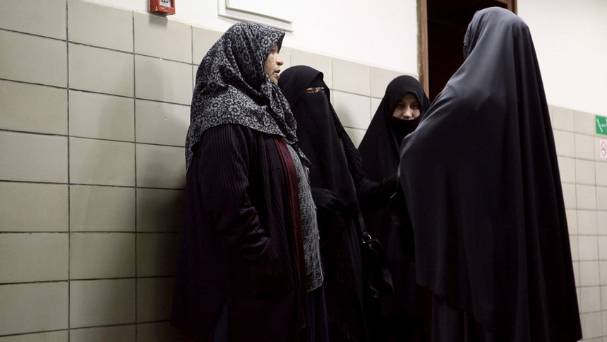 Мюсюлманки от Пазарджик в съда по време на гледане на делото срещу 14 мюсюлмани, обвинени в проповядване на война.