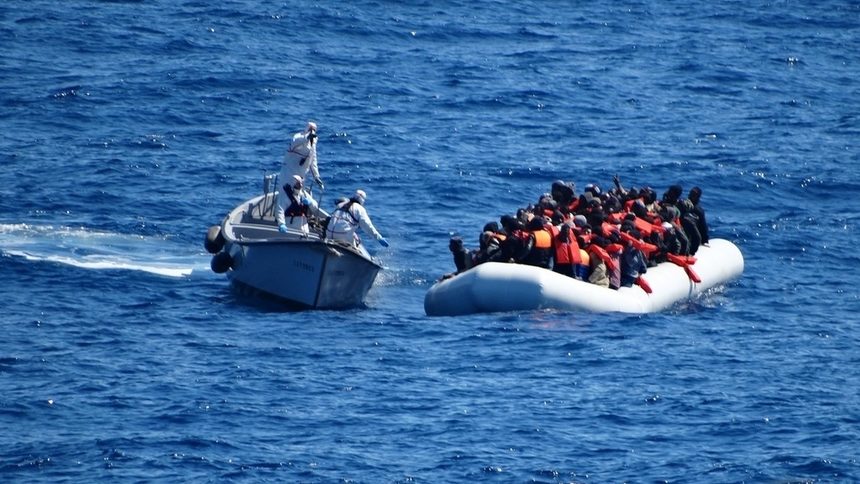 Италианската брегова охрана посреща лодка с бежанци около о. Сицилия