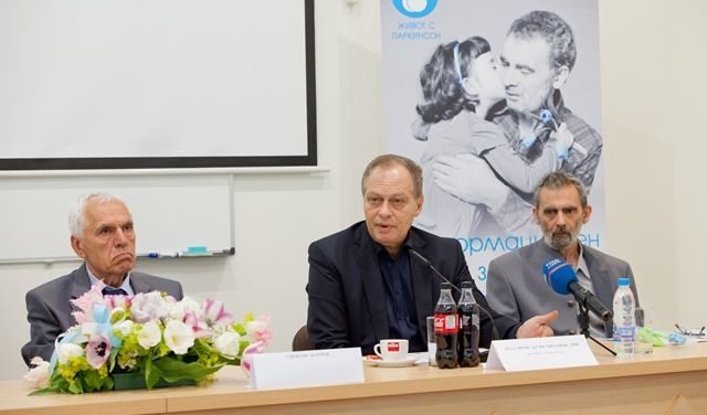 Академик Миланов (в центъра), бившият баскетболен треньор Симеон Варчев (ляво) и поетът Васил Настев обявиха началото на информационната кампания "Живот с Паркинсон" и инициативата за безплатни прегледи до края на април.