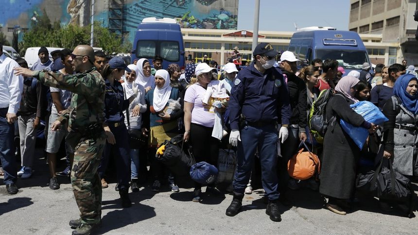 Имигранти чакат на гръцкото пристанище Пирея