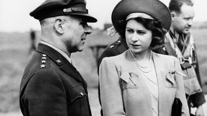 Елизабет, още като принцеса през 1944 г., на посещение в американска военновъздушна база във Великобритания.