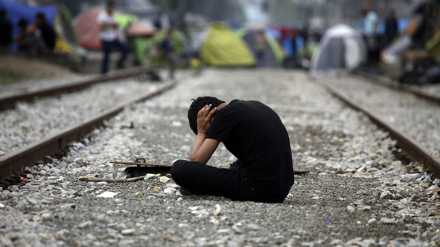 Млад афганистанец чака на железопътните релси в Гърция, водещи към Македония.