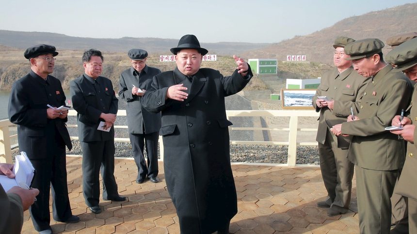 Лидерът на Северна Корея, сниман при негово скорошно посещение в електроцентрала.
