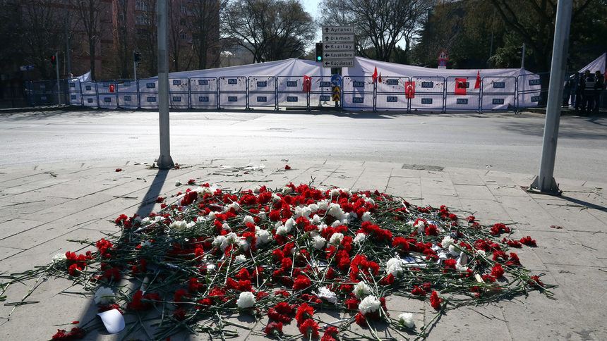 Карамфили, оставени в памет на жертвите в Анкара на 22 февруари.