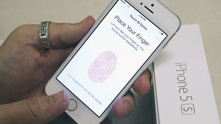 Американски съд задължи жена да отключи телефона си с пръстов отпечатък