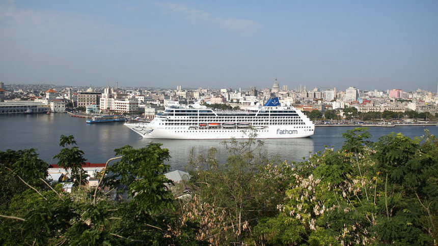 В Хавана пристигна първият американски круизен кораб от 50 години насам