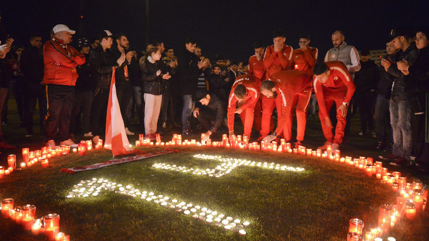 Играчите на "Динамо" запалиха свещи на терена в памет на своя съотборник, след като от болницата пристигна новината, че той е починал