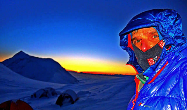 Малко преди изгрев слънце (5.03 ч.) пред палатките на Лагер 3 (7400 м). На 19 км за мен са Еверест и Лхоце