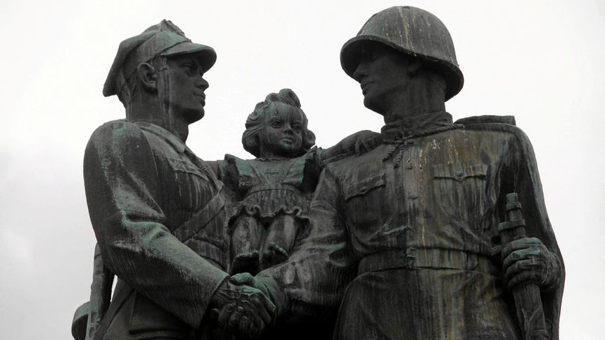 Полша обмисля премахване на всички паметници на Червената армия