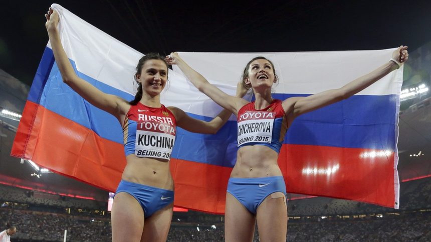 Анна Чичерова (вдясно) вероятно ще загуби бронзовия си медал от Пекин и олимпийската титла от Лонодн