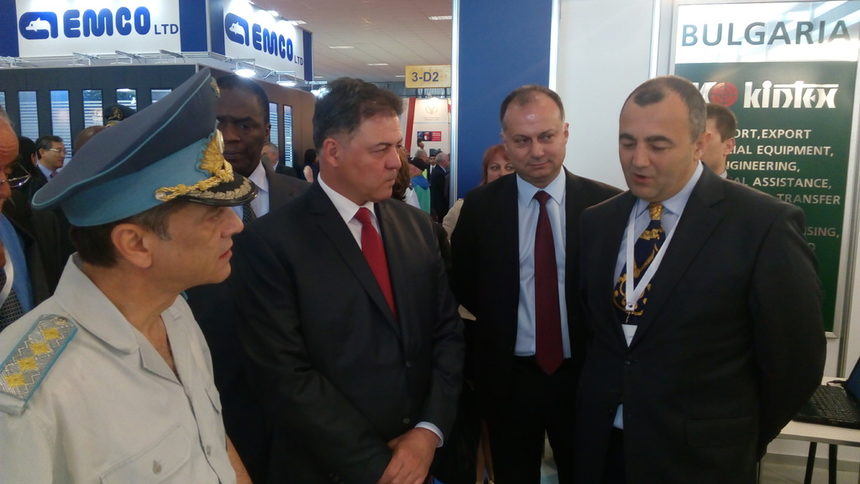Министърът на отбраната Николай Ненчев и зам-министърът на икономиката Любен Петров (вторият от дясно наляво) при откриването на избожението. С униформата е началника на отбраната генерал Константин Попов.