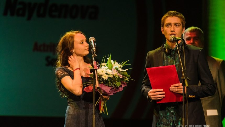 Моника Найденова и Александър Бенев при получаването на специалните отличия за актьорско изпълнение.