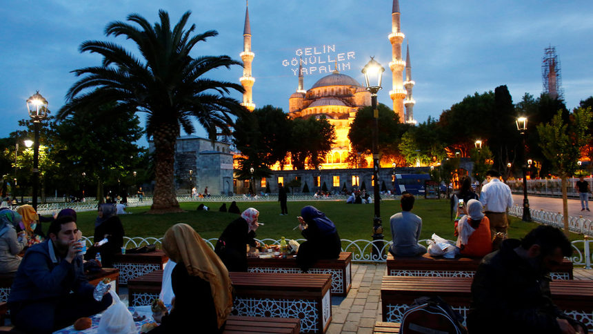 Украсяването на джамиите със светлинни послания е старинен занаят, датиращ от 1600 година.