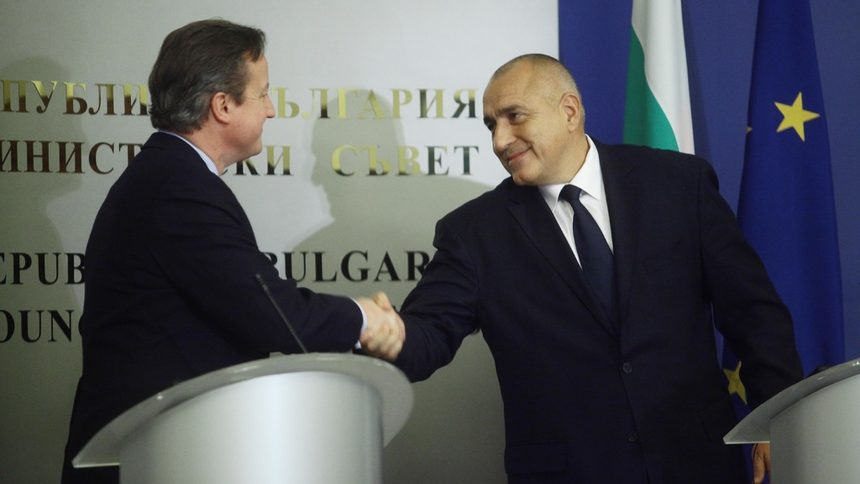 На снимката: Бойко борисов посреща колегата си от Великобритания Дейвид Камерън в София през декември 2015 г. Днес Камерън подаде оставка.