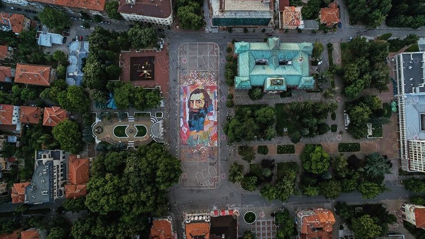Видео: Площадът в Кюстендил като гигантски портрет на Владимир Димитров-Майстора