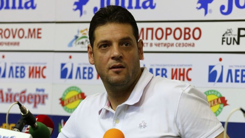 Константинов е убеден, че играчите му са способни на много повече, но им пречат външни интриги