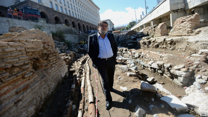 Министър Вежди Рашидов на инспекция на разкопките на Сердика