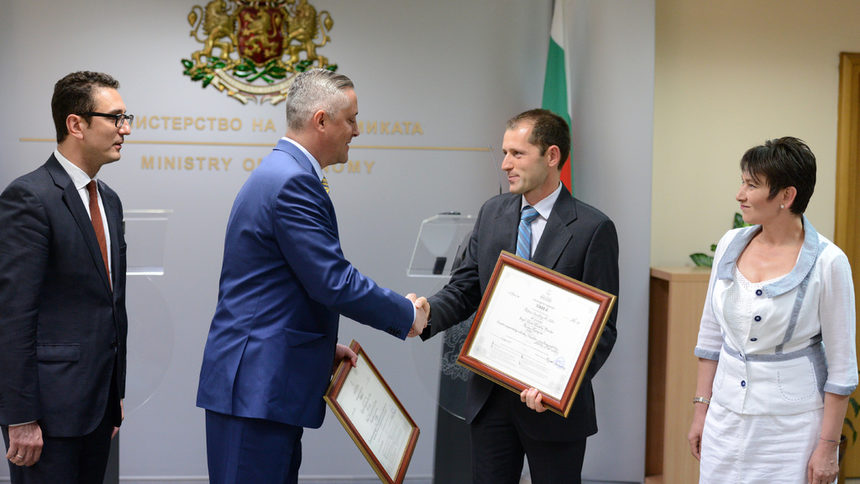 Министър Божидар Лукарски връчи документа на управляващия съдружник в компанията Йордан Гинев.