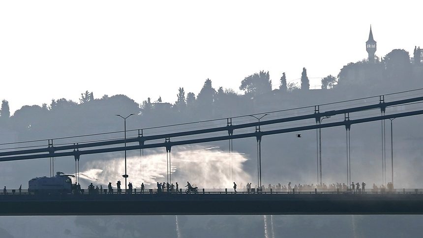 Полицейска машина използва водно оръдие за разпръскване на демонстранти на един от мостовете над Босфора.