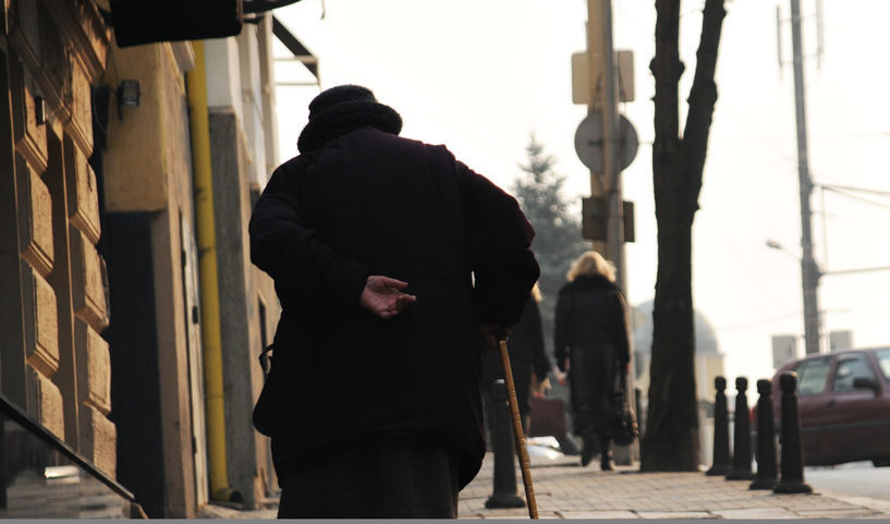 80% от възрастните хора в България изпитват тежки материални лишения.