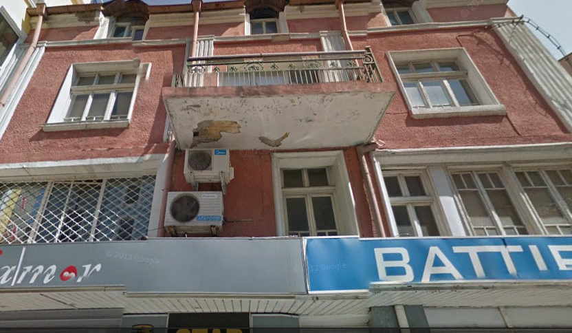Къщата, на която се падат номерата "Отец Паисий" 11 и 13, снимана от Google Street View през 2012 г.. Според номерацията на самите сгради съседната постройка също е номер 11.