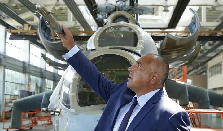 Бойко Борисов при едно от посещенията си във военния завод "Авионамс"