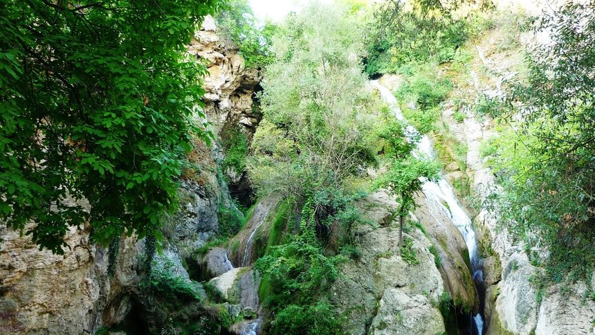 Хотнишкият водопад, наричан още Кая Бунар, е разположен на около 15 км северозападно от Велико Търново в посока село Хотница.