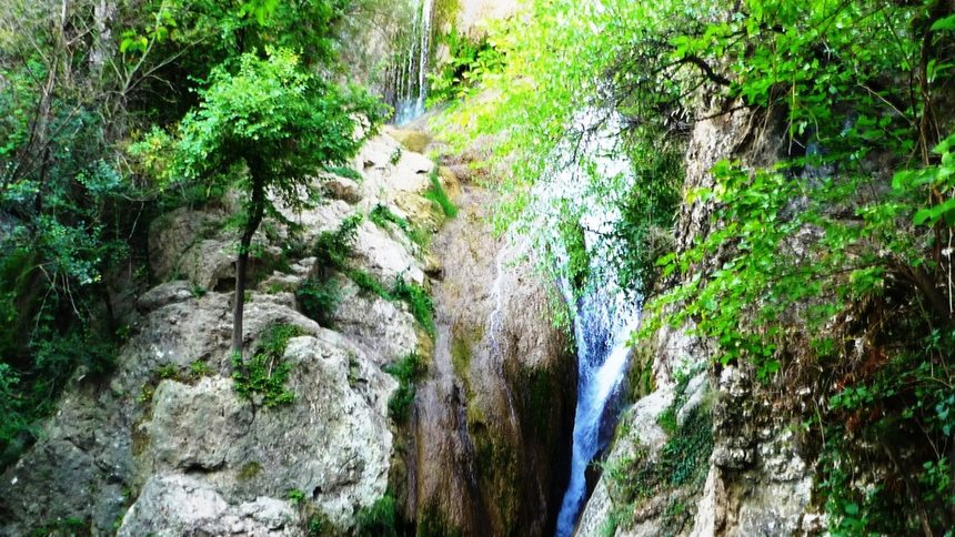 Водните струи на Хотнишкия водопад се спускат от височина близо 30 метра и разкриват невероятна гледка на стичащата се по гладките скали вода.