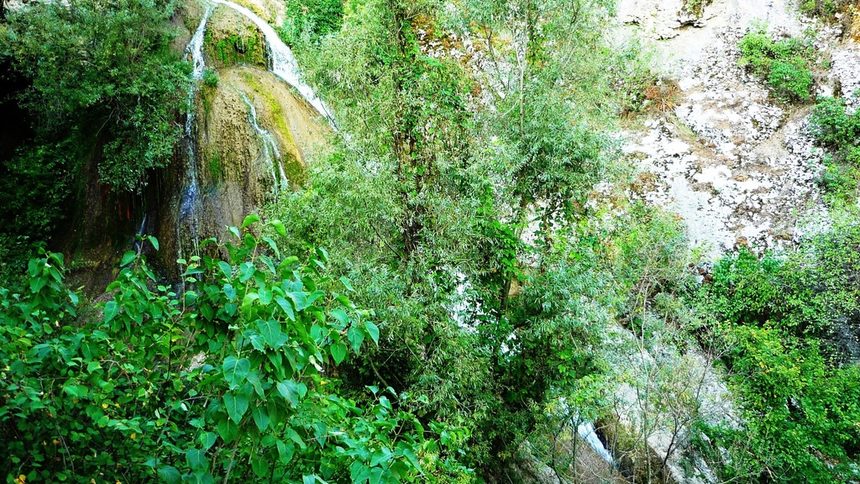 Продължавайки по малките мостчета, се стига и до самия извор, дал името на водопада – Кая Бунар.