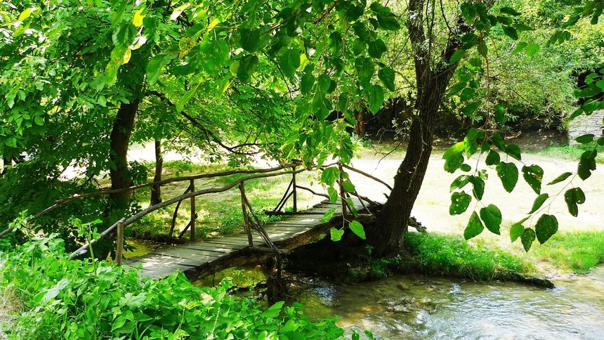 Мостче над потока.