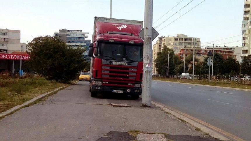 Цял ТИР на тротоара на бул. Копенхаген. Редовно паркира там вероятно защото е напълно безплатно. Тази снимка е публикувана като част от съвместен проект между "Дневник" и приложението <a href="http://grajdanite.bg/" target="_blank">"Гражданите"</a> за намаляване на нарушенията на пътищата.