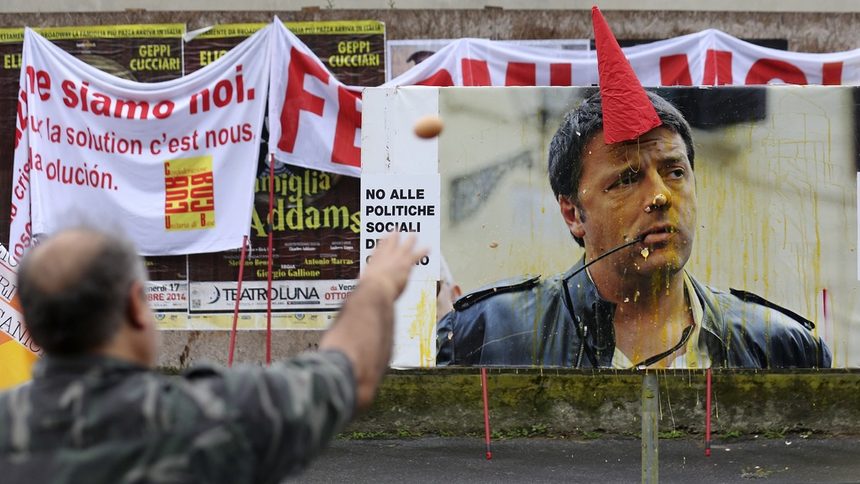 Протестиращ хвърля яйца по билборд със снимка на премиера Ренци.