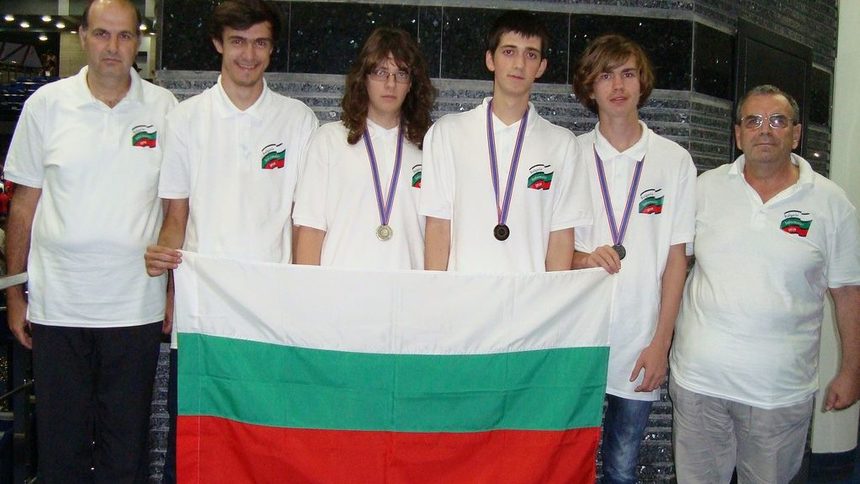 Българските ученици спечелиха златен и два сребърни медала на олимпиадата по информатика